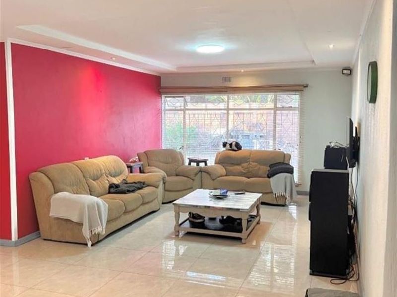 Elegant Home With Versatile Living - Photo 2