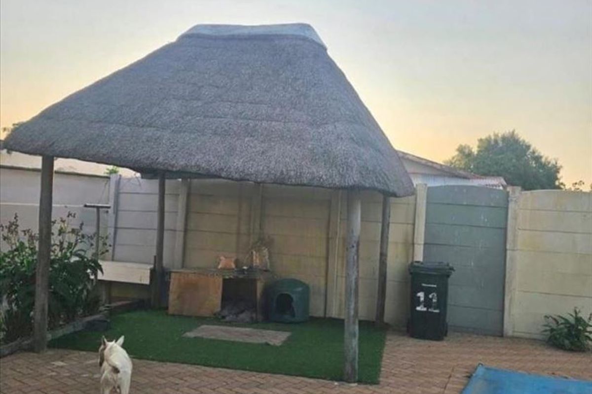 Elegant Home With Versatile Living - Photo 3