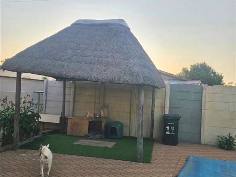 Elegant Home With Versatile Living - Photo 3