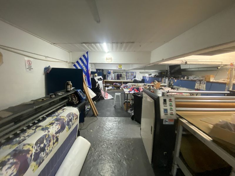 198m2 Commercial/Light Industrial to Let  - Photo 3