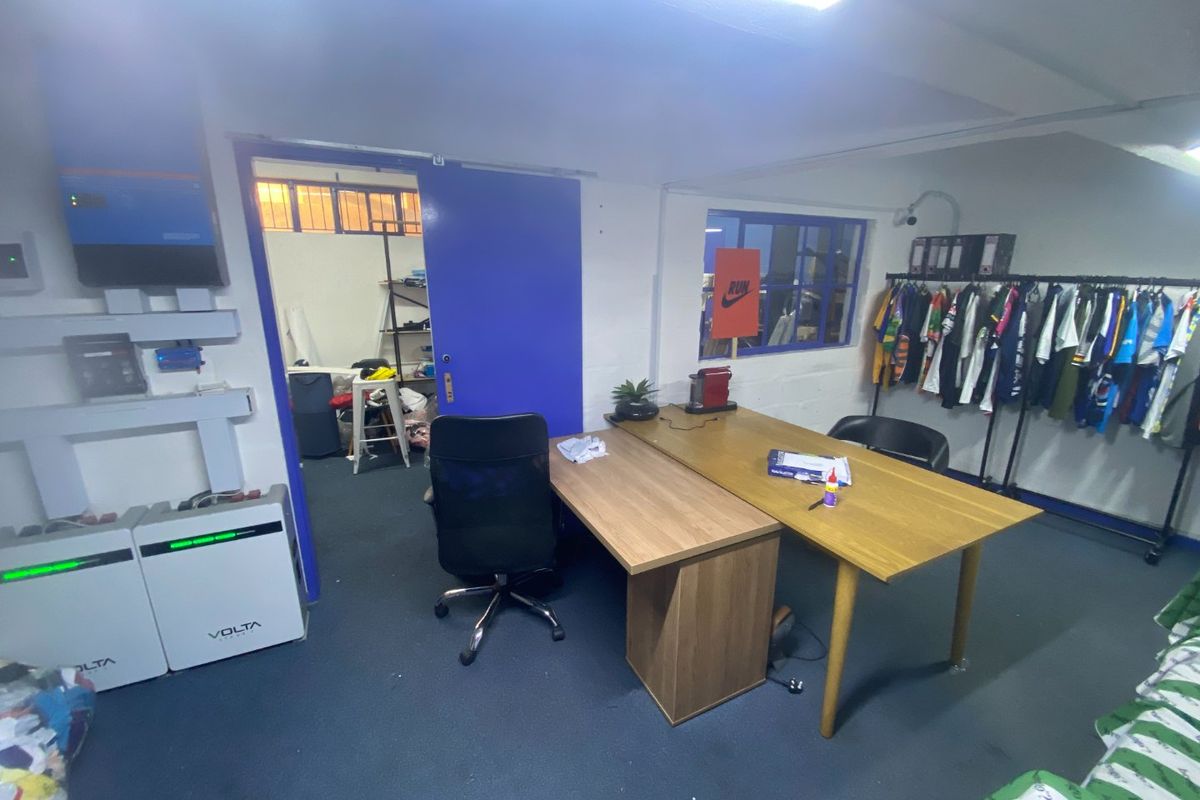 198m2 Commercial/Light Industrial to Let  - Photo 4