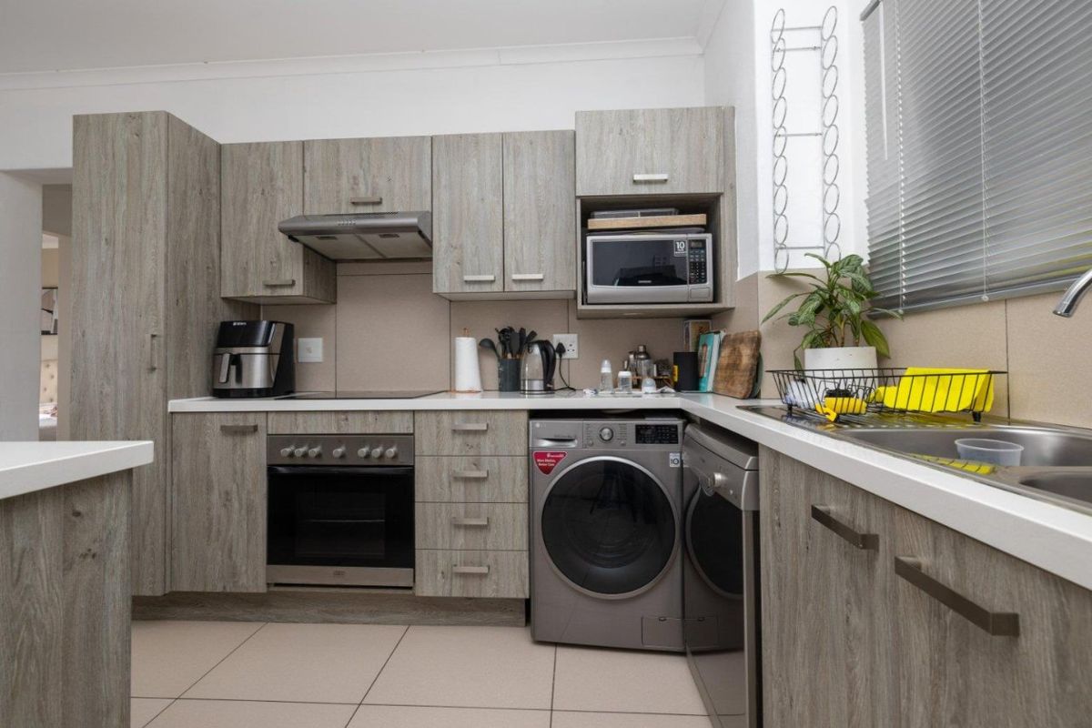 2 Bedroom 1st floor apartment for Rental in Carlswald - Photo 3