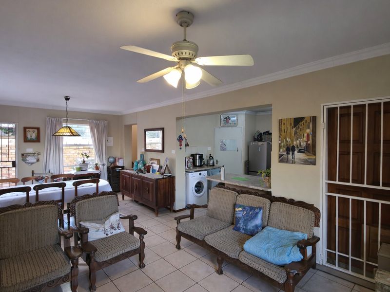 3 -Bedroom Duplex with Private Garden in Secure Heuwelsig Estate - Photo 5