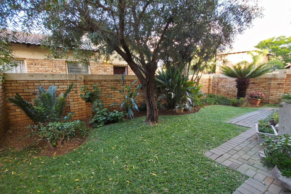 3 -Bedroom Duplex with Private Garden in Secure Heuwelsig Estate - Photo 4