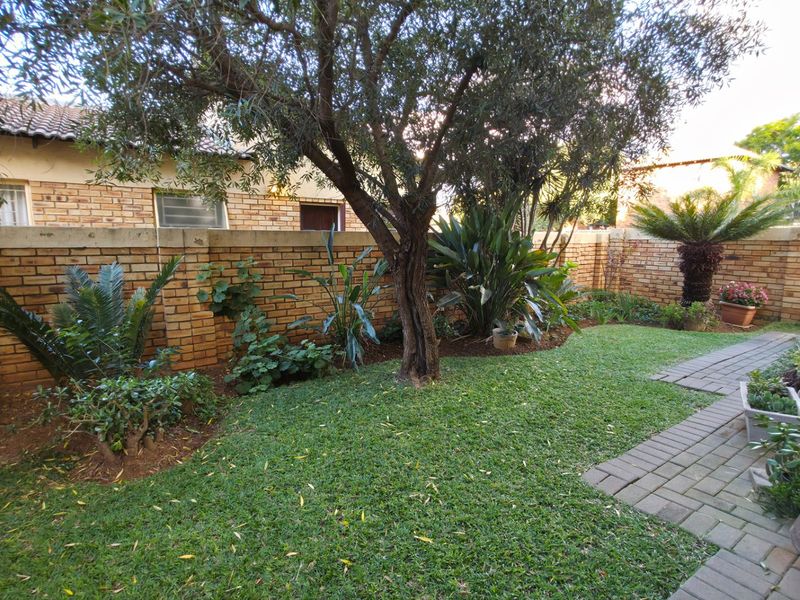 3 -Bedroom Duplex with Private Garden in Secure Heuwelsig Estate - Photo 4