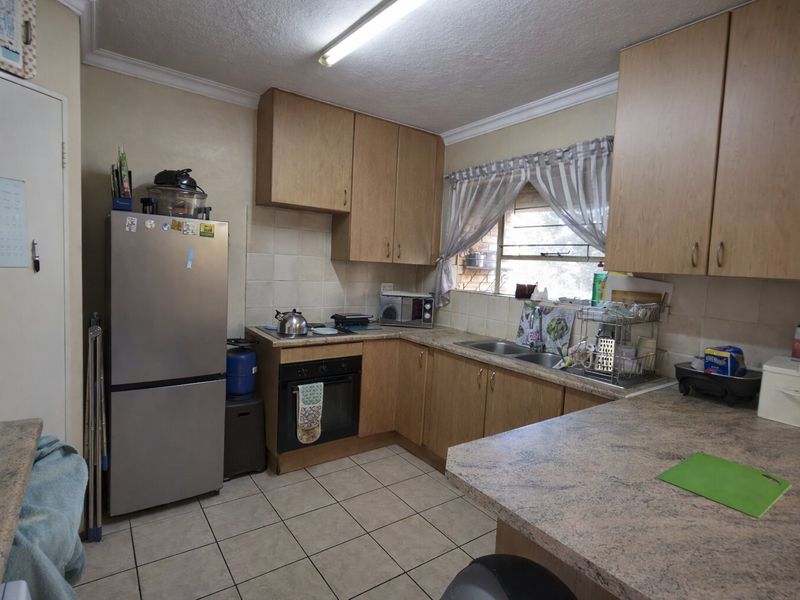 3 -Bedroom Duplex with Private Garden in Secure Heuwelsig Estate - Photo 6