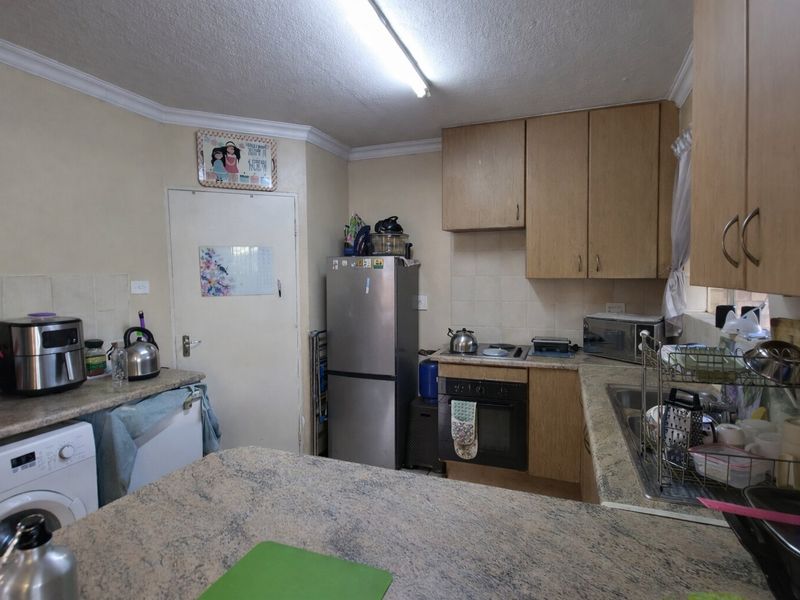 3 -Bedroom Duplex with Private Garden in Secure Heuwelsig Estate - Photo 7