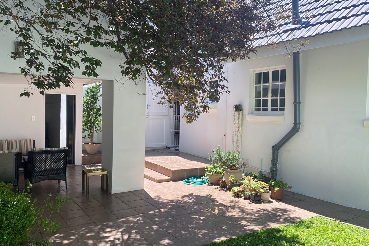 Rare find! Beautifully maintained. - Photo 5