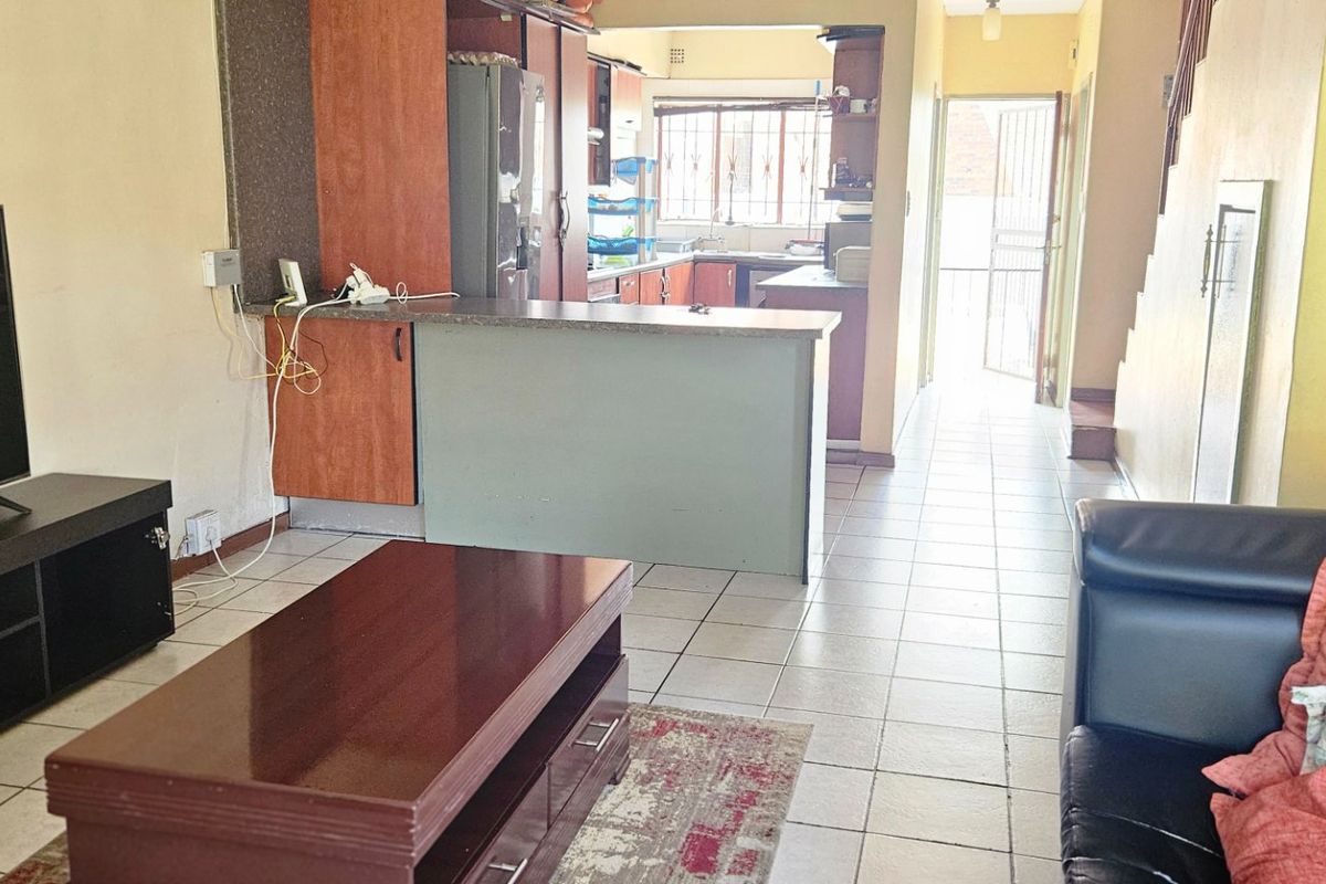 Great investment property in the heart of Fontainebleau!!! - Photo 2