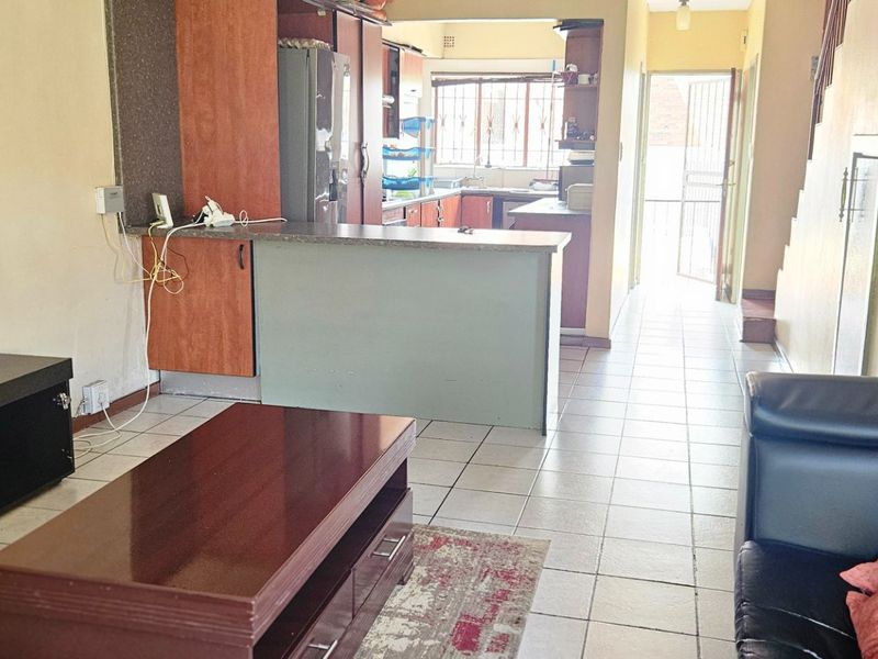 Great investment property in the heart of Fontainebleau!!! - Photo 2