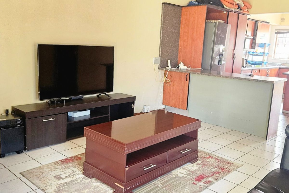 Great investment property in the heart of Fontainebleau!!! - Photo 3