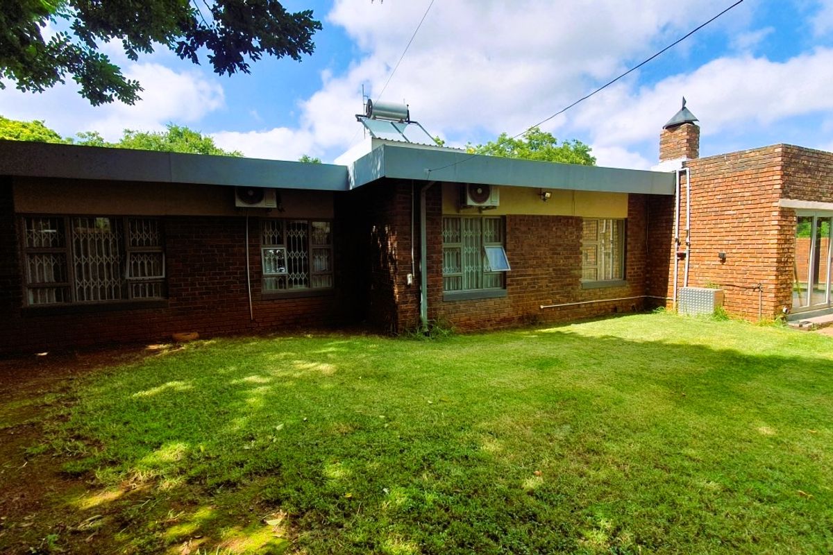 Spacious 4 Bedroom Family Home Near Top Pretoria East Schools - Elardus Park | Monument Park | Waterkloof area | Wingate Park area - Photo 5