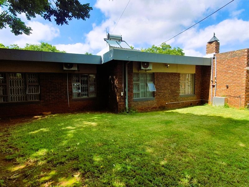 Spacious 4 Bedroom Family Home Near Top Pretoria East Schools - Elardus Park | Monument Park | Waterkloof area | Wingate Park area - Photo 5