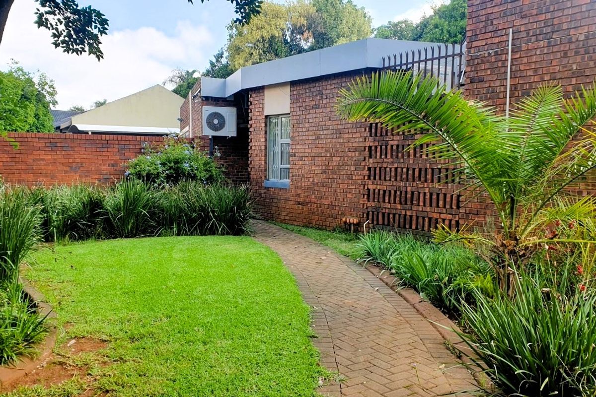 Spacious 4 Bedroom Family Home Near Top Pretoria East Schools - Elardus Park | Monument Park | Waterkloof area | Wingate Park area - Photo 4