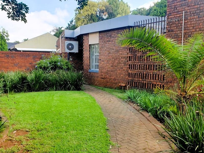 Spacious 4 Bedroom Family Home Near Top Pretoria East Schools - Elardus Park | Monument Park | Waterkloof area | Wingate Park area - Photo 4