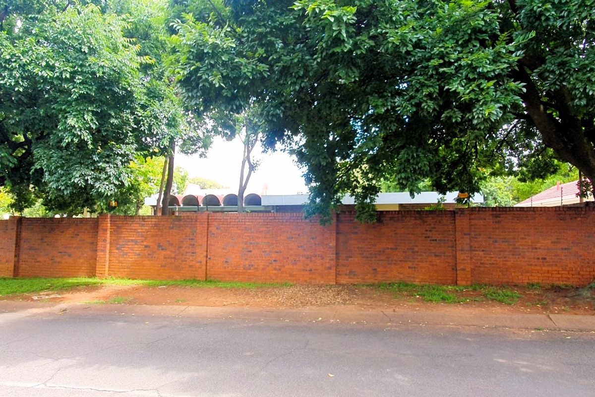 Spacious 4 Bedroom Family Home Near Top Pretoria East Schools - Elardus Park | Monument Park | Waterkloof area | Wingate Park area - Photo 3