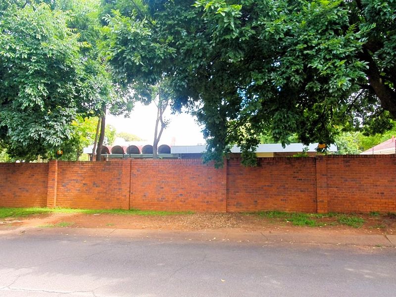 Spacious 4 Bedroom Family Home Near Top Pretoria East Schools - Elardus Park | Monument Park | Waterkloof area | Wingate Park area - Photo 3