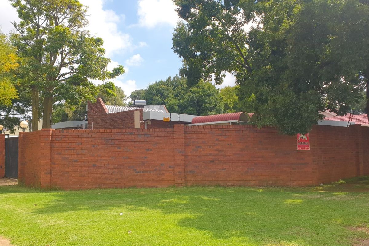 Spacious 4 Bedroom Family Home Near Top Pretoria East Schools - Elardus Park | Monument Park | Waterkloof area | Wingate Park area - Photo 2