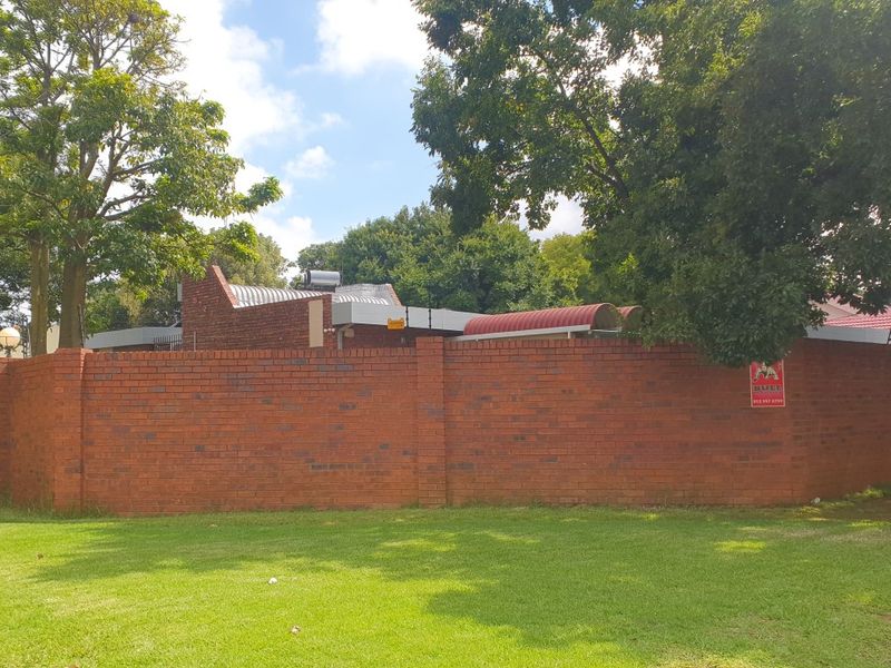 Spacious 4 Bedroom Family Home Near Top Pretoria East Schools - Elardus Park | Monument Park | Waterkloof area | Wingate Park area - Photo 2