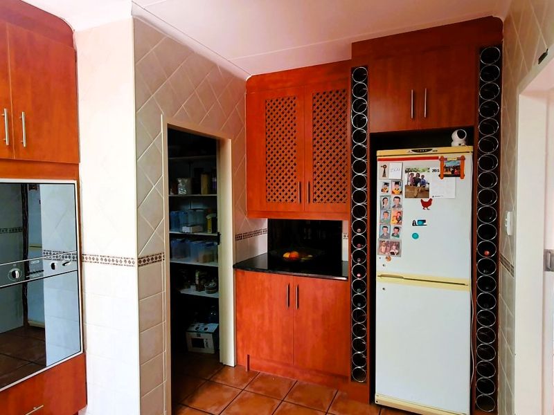 Spacious 4 Bedroom Family Home Near Top Pretoria East Schools - Elardus Park | Monument Park | Waterkloof area | Wingate Park area - Photo 10