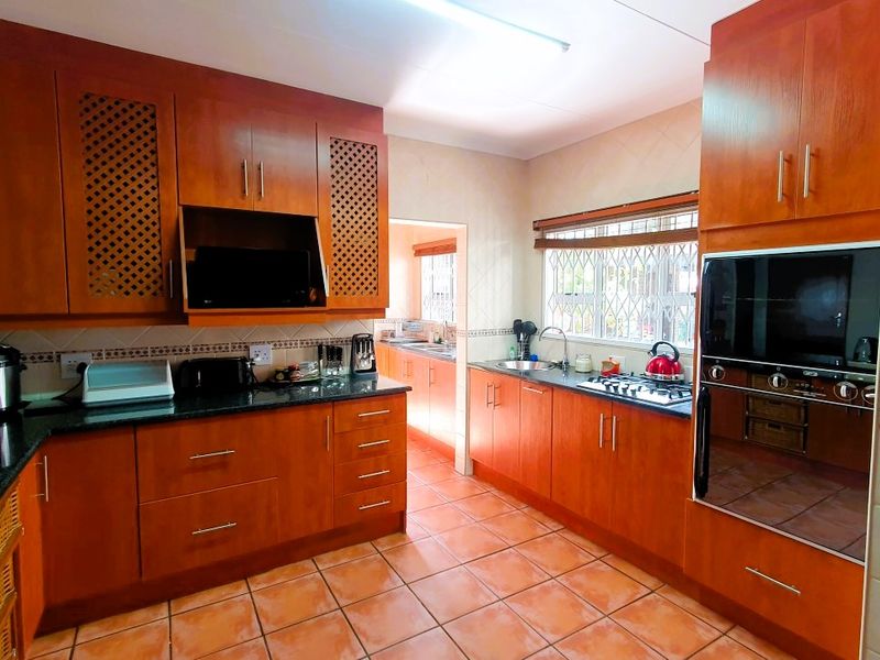 Spacious 4 Bedroom Family Home Near Top Pretoria East Schools - Elardus Park | Monument Park | Waterkloof area | Wingate Park area - Photo 9