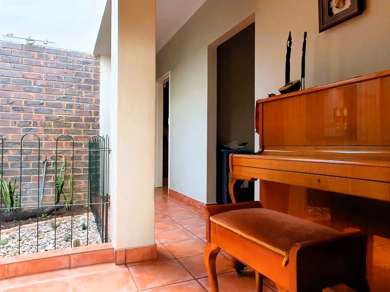 Spacious 4 Bedroom Family Home Near Top Pretoria East Schools - Elardus Park | Monument Park | Waterkloof area | Wingate Park area - Photo 8