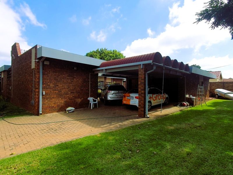 Spacious 4 Bedroom Family Home Near Top Pretoria East Schools - Elardus Park | Monument Park | Waterkloof area | Wingate Park area - Photo 7