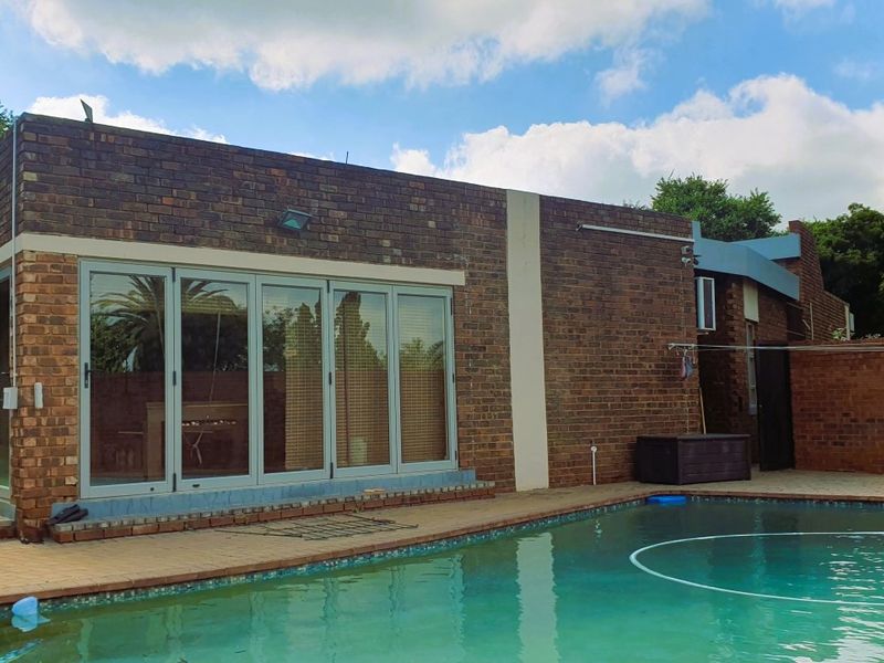 Spacious 4 Bedroom Family Home Near Top Pretoria East Schools - Elardus Park | Monument Park | Waterkloof area | Wingate Park area - Photo 6