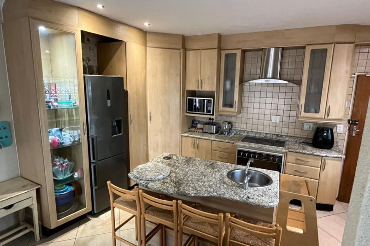 Charming 3-Bedroom Home on Spacious Stand - Photo 4