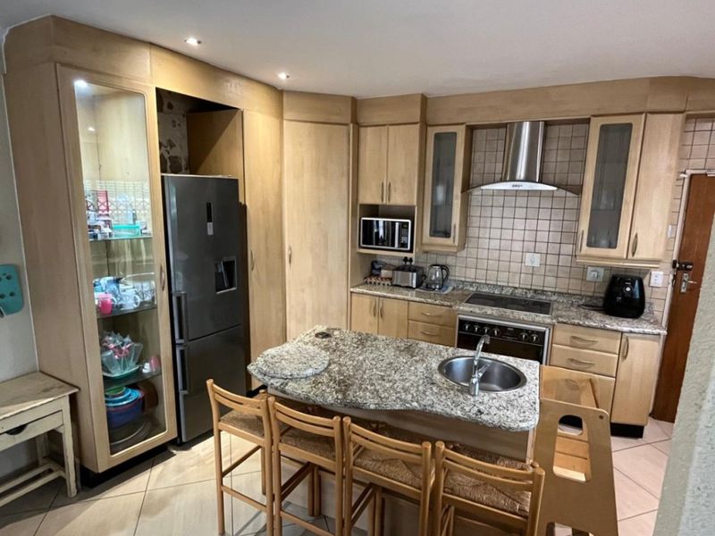 Charming 3-Bedroom Home on Spacious Stand - Photo 4