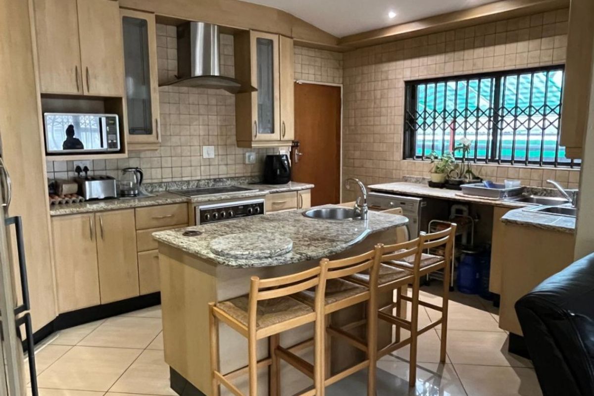 Charming 3-Bedroom Home on Spacious Stand - Photo 5