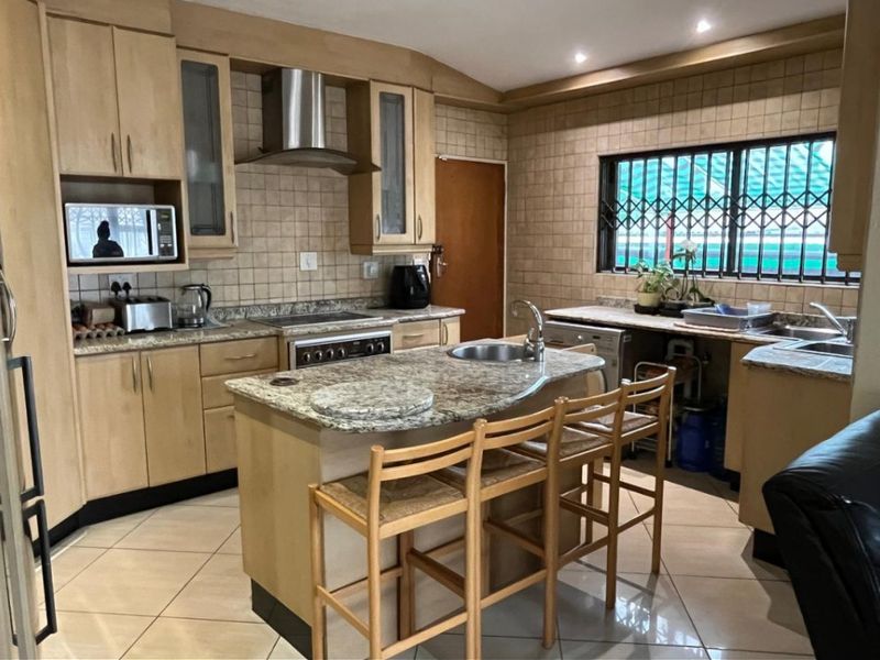 Charming 3-Bedroom Home on Spacious Stand - Photo 5