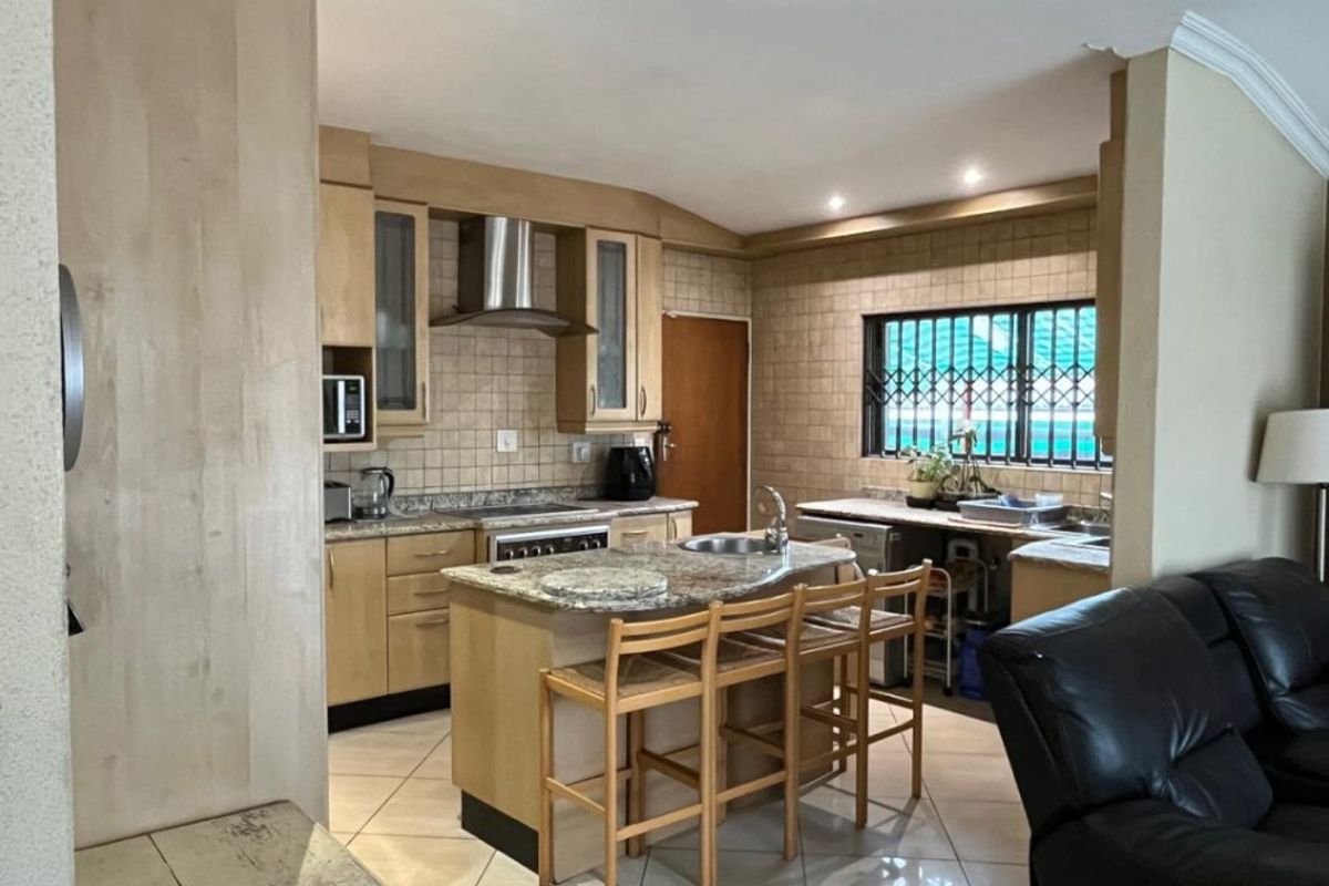 Charming 3-Bedroom Home on Spacious Stand - Photo 3