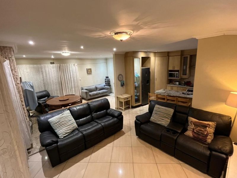 Charming 3-Bedroom Home on Spacious Stand - Photo 10