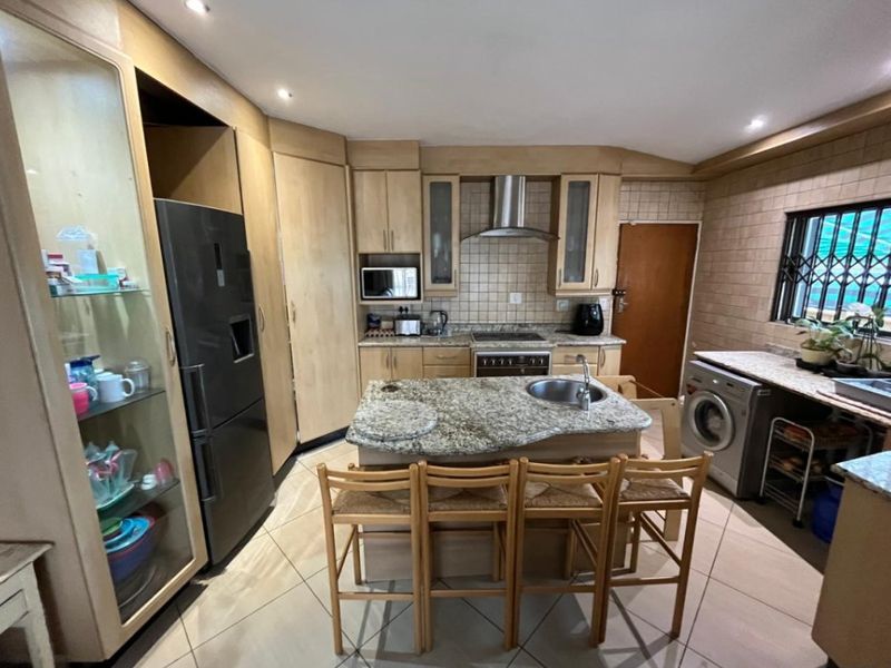 Charming 3-Bedroom Home on Spacious Stand - Photo 7