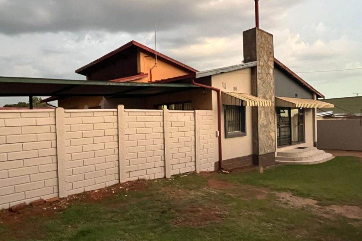 Charming 3-Bedroom Home on Spacious Stand - Photo 2