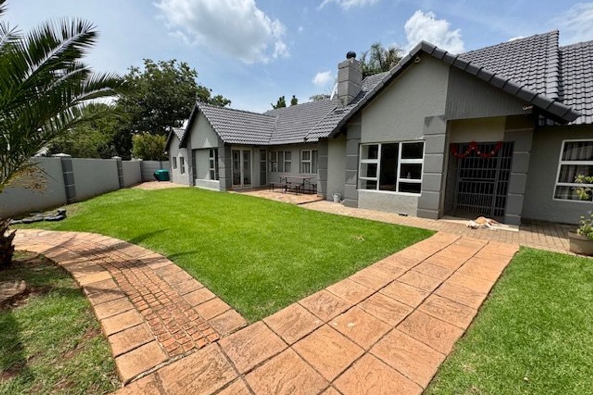 Amazing Spacious Family Home With Exceptional Features - Photo 3