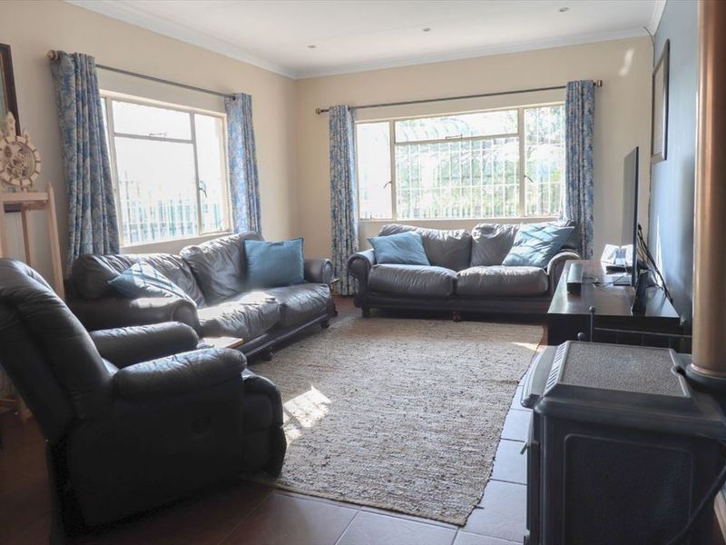 Beautiful Family Home With Modern Comforts - Photo 2