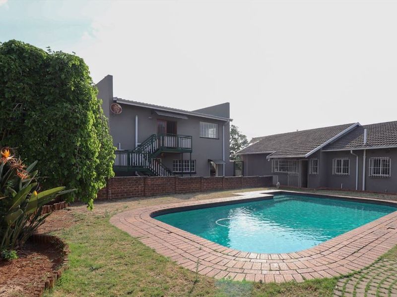 Beautiful Family Home With Modern Comforts - Photo 3