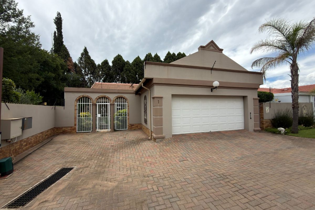 Upmarket Secure Townhouse with Premium Finishes  - Photo 2