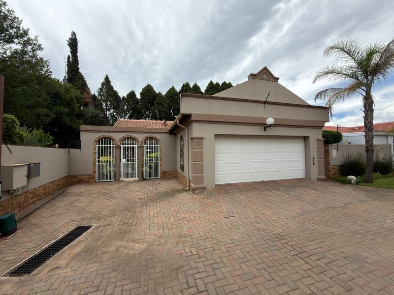 Upmarket Secure Townhouse with Premium Finishes  - Photo 2