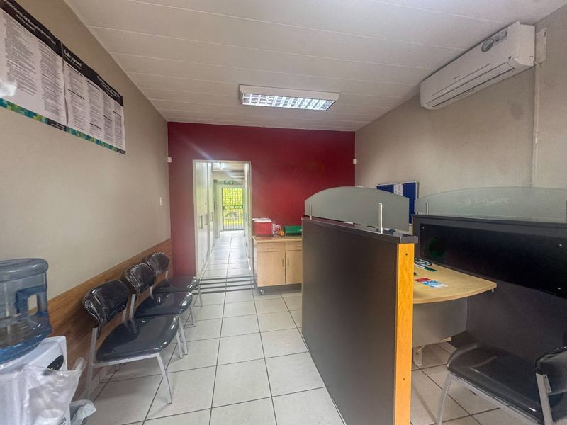 Commercial building ideal for offices - Photo 3