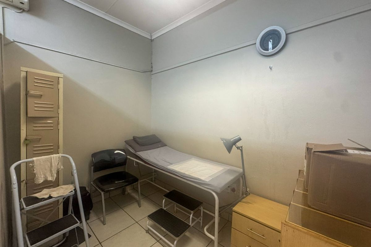 Commercial building ideal for offices - Photo 5