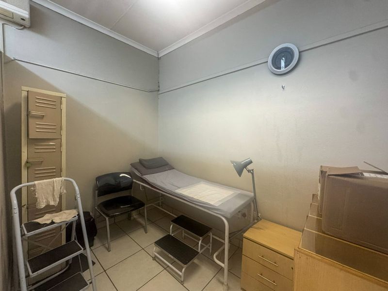 Commercial building ideal for offices - Photo 5