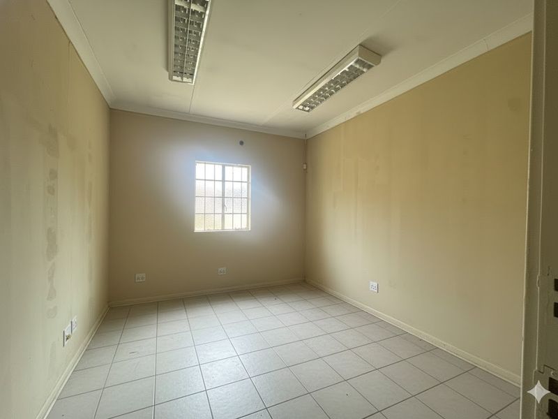 Commercial building ideal for offices - Photo 10