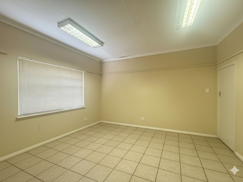 Commercial building ideal for offices - Photo 8