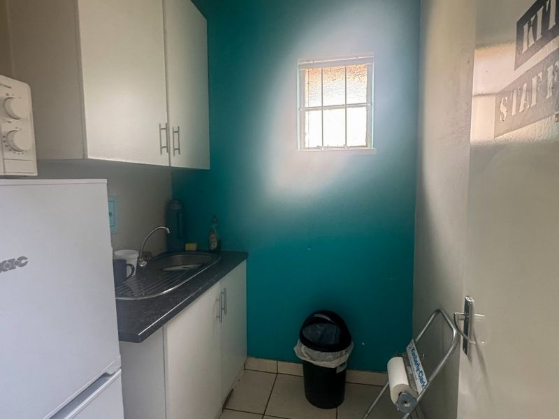 Commercial building ideal for offices - Photo 7