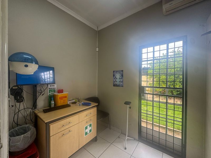 Commercial building ideal for offices - Photo 6