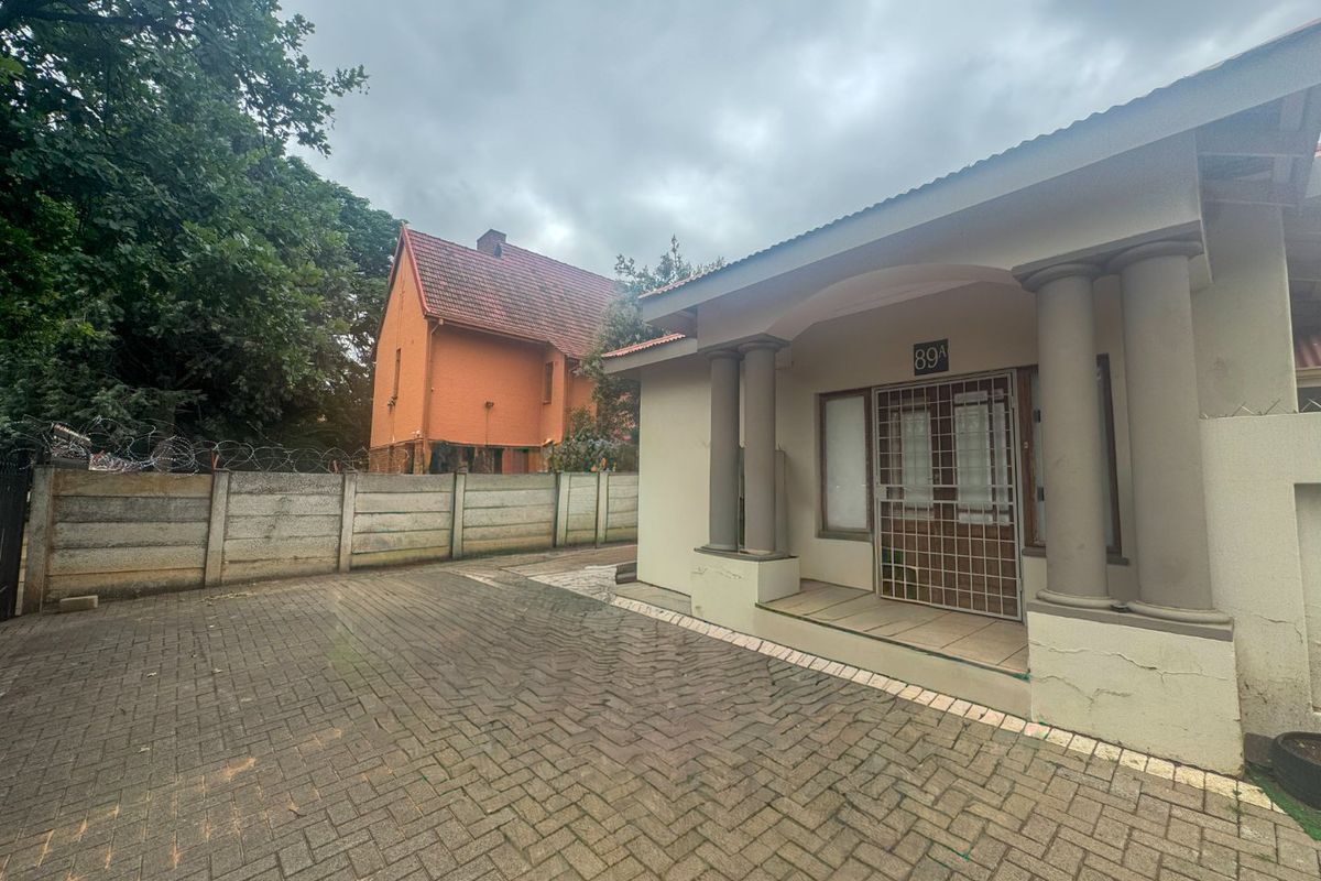 Commercial building ideal for offices - Photo 2