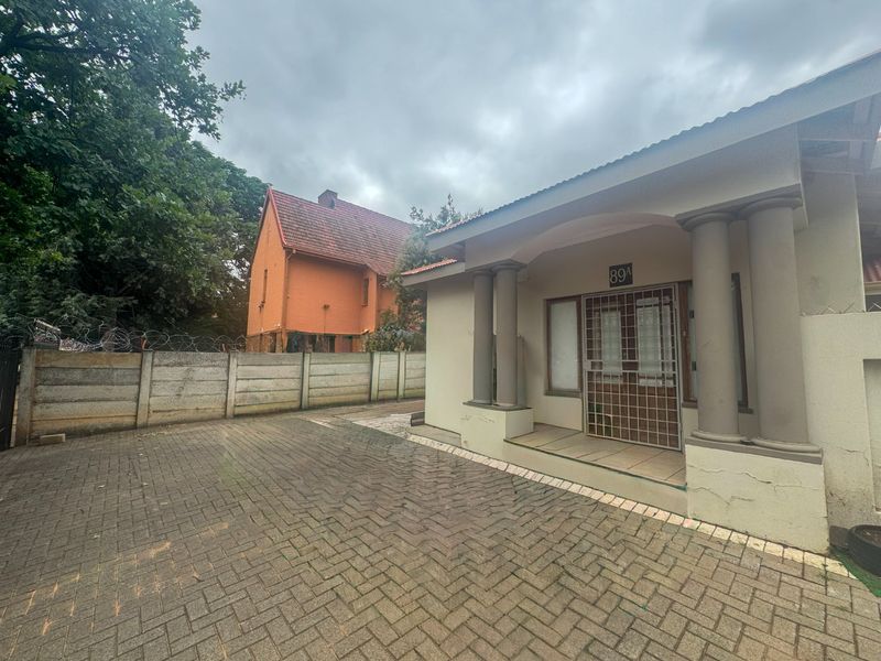 Commercial building ideal for offices - Photo 2